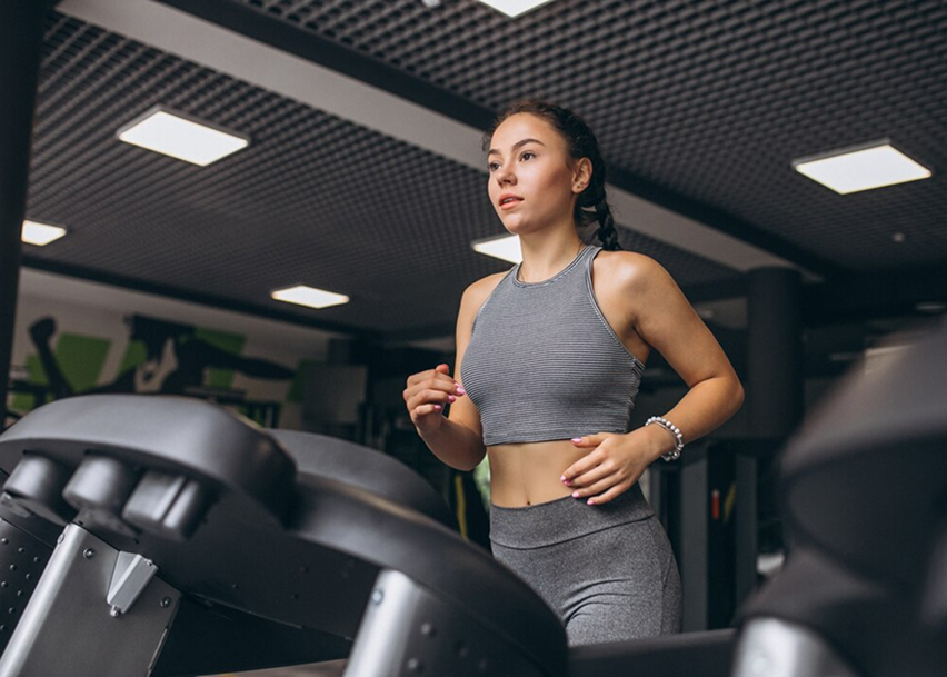 Велотренажеры в спортивном зале